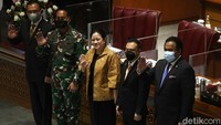 Dalam rapat paripurna ini, DPR menyetujui Jenderal Andika Perkasa sebagai Panglima TNI.