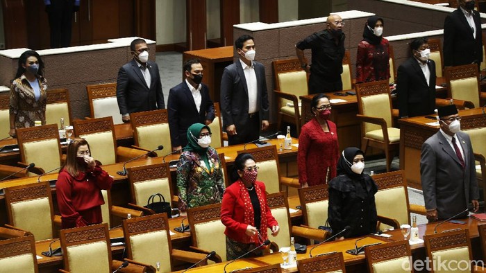 DPR menggelar Rapat Paripurna, mengesahkan Jenderal Andika Perkasa sebagai Panglima TNI baru, yang berlangsung di Gedung Nusantara 2 Kompleks Parlemen Senayan, Jakarta, Senin (08/11/2021).