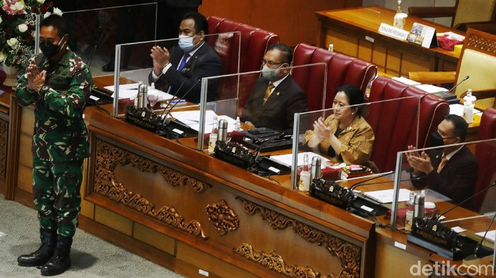 Senyum Ceria Jenderal Andika Setelah Sah Jadi Panglima TNI DPR menggelar Rapat Paripurna, mengesahkan Jenderal Andika Perkasa sebagai Panglima TNI baru, yang berlangsung di Gedung Nusantara 2 Kompleks Parlemen Senayan, Jakarta, Senin (08/11/2021).