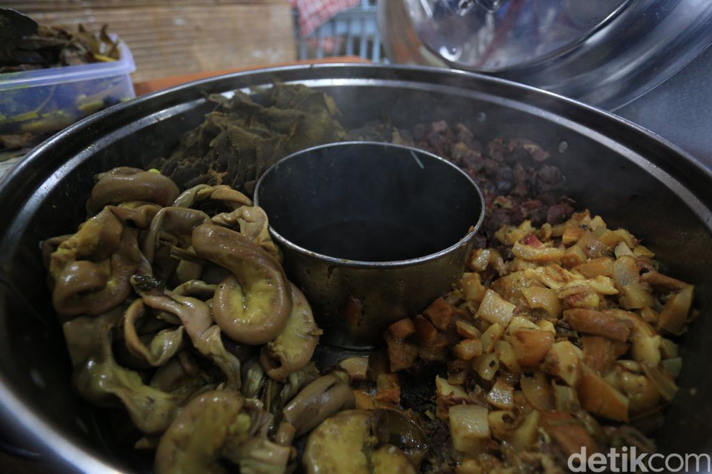 Soto Gurih Sarimbit Bandung; soto isi jeroan sapi dengan kuah hangat yang nikmat disantap saat cuaca dingin.