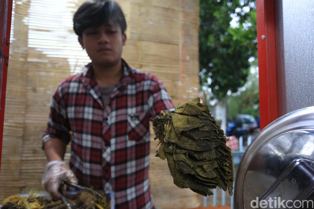 Soto Gurih Sarimbit Bandung; soto isi jeroan sapi dengan kuah hangat yang nikmat disantap saat cuaca dingin.