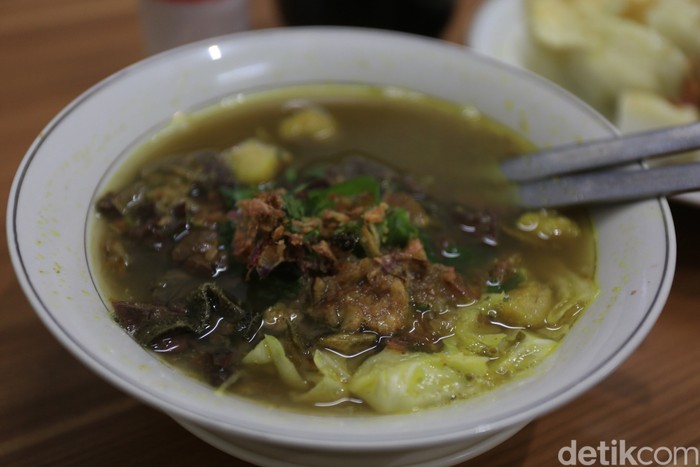 Soto Gurih Sarimbit Bandung Soto Gurih Sarimbit Bandung; soto isi jeroan sapi dengan kuah hangat yang nikmat disantap saat cuaca dingin.