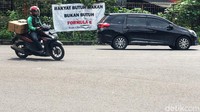 Spanduk bertuliskan Rakyat Butuh Makan Bukan Butuh Formula E.