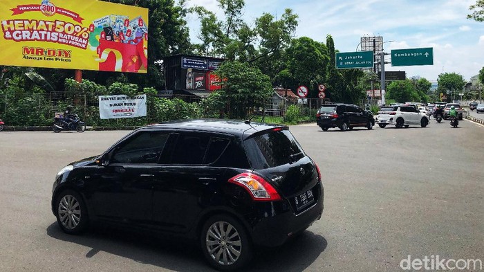 Spanduk Penolakan Formula E di Jakarta Barat Pengendara melintas di Kawasan Kedoya, Jakarta Barat, Senin (8/11/2021). Sebuah spanduk bertuliskan 'Rakyat Butuh Makan Bukan Butuh Formula E' masih terpajang di kawasan tersebut.