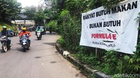 Di bagian bawah spanduk juga tertera tulisan Warga Kedoya Asli.