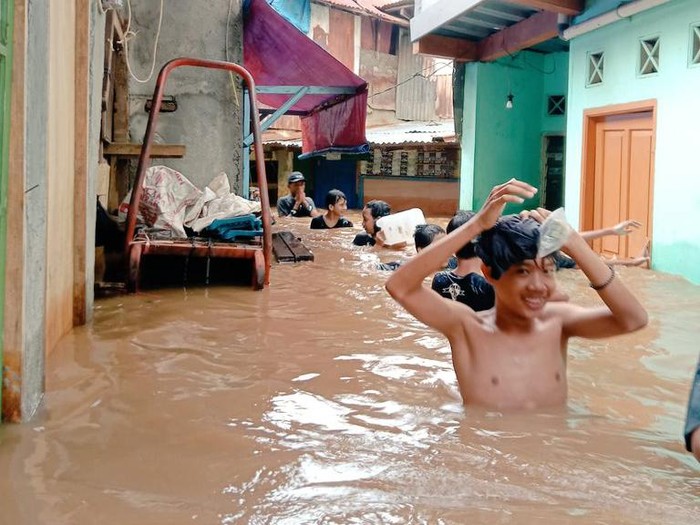 Warga sejumlah RW di Tanah Rendah, Kampung Melayu, Jakarta Timur (Jaktim), terendam banjir setinggi satu meter, Senin (8/11/2021) pukul 08.00 WIB. Banjir sudah menggenangi rumah warga selama delapan jam.