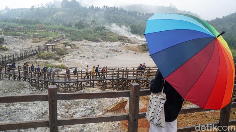 Terbius Indahnya Panorama Kawah Sikidang Kawah Sikidang merupakan salah satu tujuan wisata favorit di dataran tinggi Dieng yang selalu ramai dikunjungi wisatawan terutama saat musim libur panjang.
