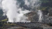 Jembatan kayu ini membentang 350 meter. Tentunya, pemandangan apik dataran Dieng dapat kamu nikmati di jembatan ini.