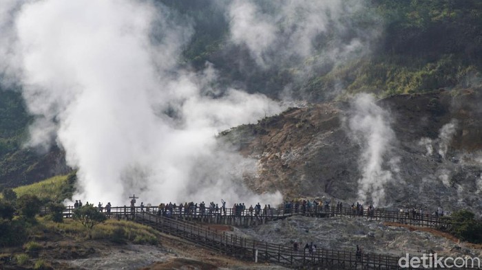 Kawah Sikidang merupakan salah satu tujuan wisata favorit di dataran tinggi Dieng yang selalu ramai dikunjungi wisatawan terutama saat musim libur panjang.