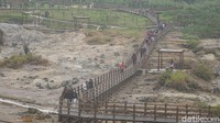 Kawah Sikidang memang menjadi tempat memukau. Kawah yang berada di ketinggian 2000 mdpl ini punya keunikan yang patut Anda jelajahi.