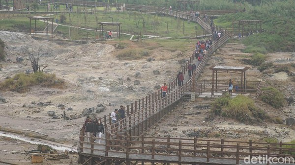 Kawah Sikidang memang menjadi tempat memukau. Kawah yang berada di ketinggian 2000 mdpl ini punya keunikan yang patut Anda jelajahi. Kawah Sikidang memang menjadi tempat memukau. Kawah yang berada di ketinggian 2000 mdpl ini punya keunikan yang patut Anda jelajahi.