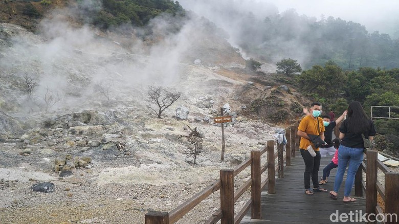 Terbius Indahnya Panorama Kawah Sikidang Kawah Sikidang merupakan salah satu tujuan wisata favorit di dataran tinggi Dieng yang selalu ramai dikunjungi wisatawan terutama saat musim libur panjang.