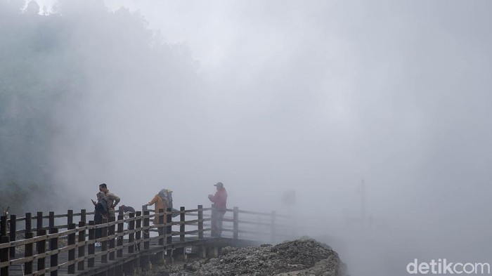 Terbius Indahnya Panorama Kawah Sikidang Kawah Sikidang merupakan salah satu tujuan wisata favorit di dataran tinggi Dieng yang selalu ramai dikunjungi wisatawan terutama saat musim libur panjang.