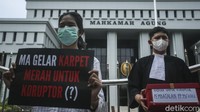 Perlu diketahui, berdasarkan pasal 34A ayat (1) PP 99/2012, syarat khusus pemberian remisi bagi koruptor adalah ia harus menjadi justice collaborator (JC) atau pelaku yang bekerjasama dengan penegak hukum untuk membongkar kasus korupsi.