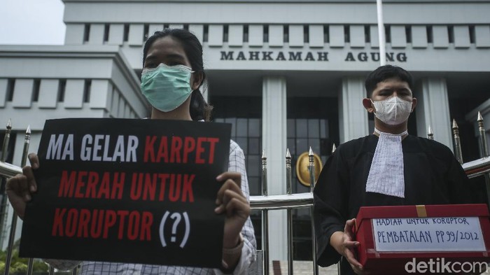 Aktivis dari ICW menggelar aksi di depan Mahkamah Agung, Jakarta, Senin (8/11/2021). Berikut foto-foto suasana terkininya!