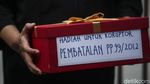 Aksi Teatrikal Kado dari ICW di MA untuk Koruptor