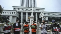 Dengan kata lain pembatalan terhadap pengetatan syarat pemberian remisi dalam PP 99/2012 menjadi kado manis dari MA kepada Koruptor.