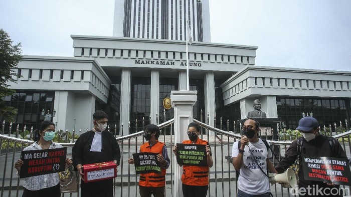 Aktivis dari ICW menggelar aksi di depan Mahkamah Agung, Jakarta, Senin (8/11/2021). Berikut foto-foto suasana terkininya!