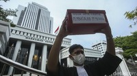 Aksi ini buntut dari MA mengeluarkan putusan kabul atas permohonan uji materi terhadap Peraturan Pemerintah 99 Tahun 2012 (PP 99/2012) tentang Syarat dan Tata Cara Pelaksanaan Hak Warga Binaan Pemasyarakatan.