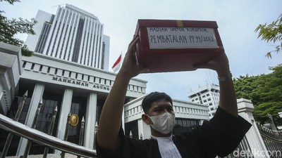 Aksi Teatrikal Kado dari ICW di MA untuk Koruptor