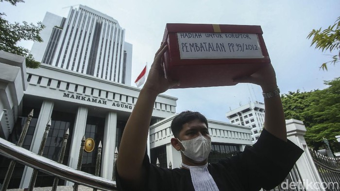 Tetrikal Kado dari Mahkamah Agung Untuk Koruptor Aktivis dari ICW menggelar aksi di depan Mahkamah Agung, Jakarta, Senin (8/11/2021). Berikut foto-foto suasana terkininya!
