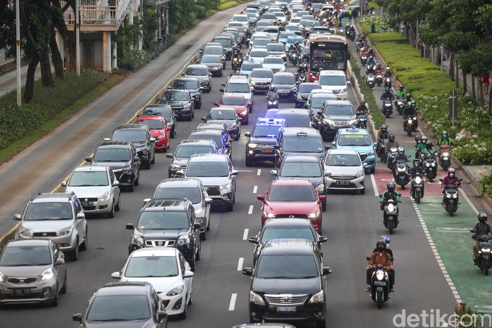 Pemprov DKI Jakarta batal menerapkan sanksi tilang bagi kendaraan bermotor yang tidak lolos uji emisi pada 13 November mendatang.
