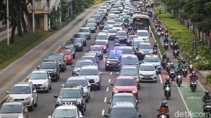 Pemprov DKI Jakarta batal menerapkan sanksi tilang bagi kendaraan bermotor yang tidak lolos uji emisi pada 13 November mendatang.