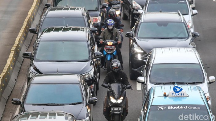 Pemprov DKI Jakarta batal menerapkan sanksi tilang bagi kendaraan bermotor yang tidak lolos uji emisi pada 13 November mendatang.