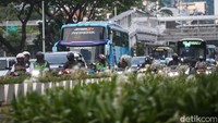 Selain itu, Pemprov DKI berkoordinasi dengan daerah penyangga atau Bodetabek terkait penyelenggaraan uji emisi, mengingat banyak warga daerah penyangga yang beraktivitas di Ibu Kota.