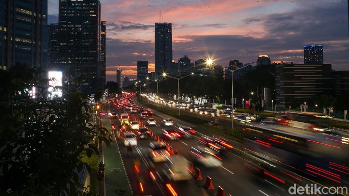 Tilang Uji Emisi Batal Diterapkan 13 November Pemprov DKI Jakarta batal menerapkan sanksi tilang bagi kendaraan bermotor yang tidak lolos uji emisi pada 13 November mendatang.