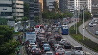 Sejumlah kendaraan bermotor melintas di kawasan Jalan Sudirman, Jakarta, Senin (8/11/2021).