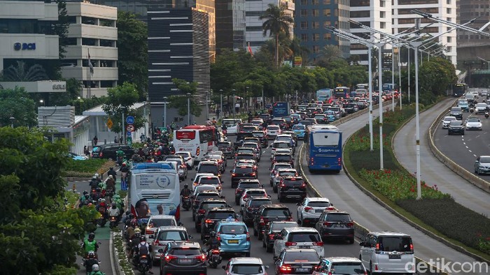 Pemprov DKI Jakarta batal menerapkan sanksi tilang bagi kendaraan bermotor yang tidak lolos uji emisi pada 13 November mendatang.