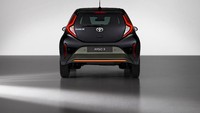 Penggunaan lampu LED juga disematkan pada bagian lampu belakang serta grafis yang menunjukan kesan sporty. (Toyota.co.uk)