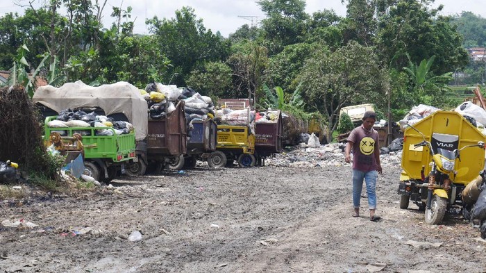 Truk dari Bandung Barat udah berjalan normal buang sampah TPA Sarimukti