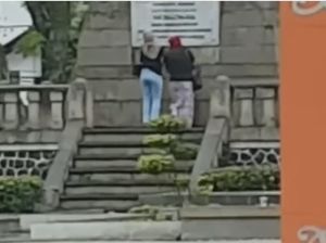 Aksi Dua Wanita Joget di Monumen Lingga Sumedang Disorot Warganet
