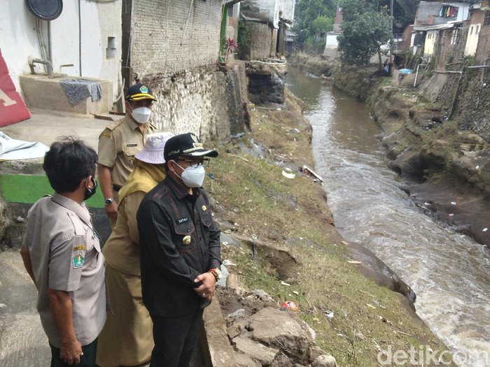 Sebanyak 600 Kepala Keluarga (KK) terdampak banjir bandang di Kota Malang. Mereka tinggal di bantaran Daerah Aliran Sungai (DAS) Brantas.