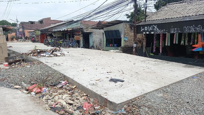 Warga mengeluhkan pembangunan jembatan di Larangan, Tangerang. Dinilai sebabkan banjir.
