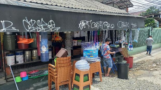 Warga mengeluhkan pembangunan jembatan di Larangan, Tangerang. Dinilai sebabkan banjir.