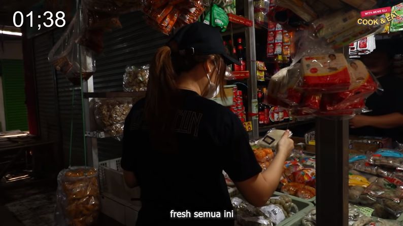 YouTuber Elisabeth  Wang ditantang belanja dan masak dengan uang Rp 10.000. Ia berhasil membuat samosa tahu sederhana.