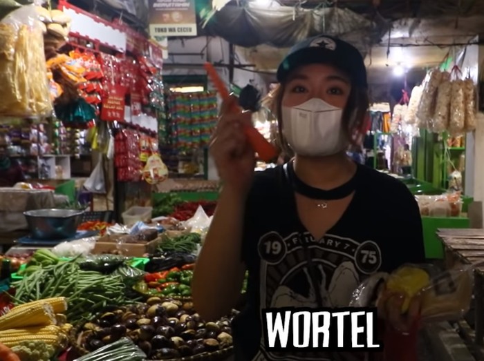 YouTuber Elisabeth  Wang ditantang belanja dan masak dengan uang Rp 10.000. Ia berhasil membuat samosa tahu sederhana.