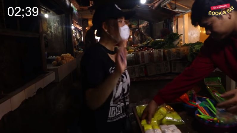 YouTuber Elisabeth  Wang ditantang belanja dan masak dengan uang Rp 10.000. Ia berhasil membuat samosa tahu sederhana.