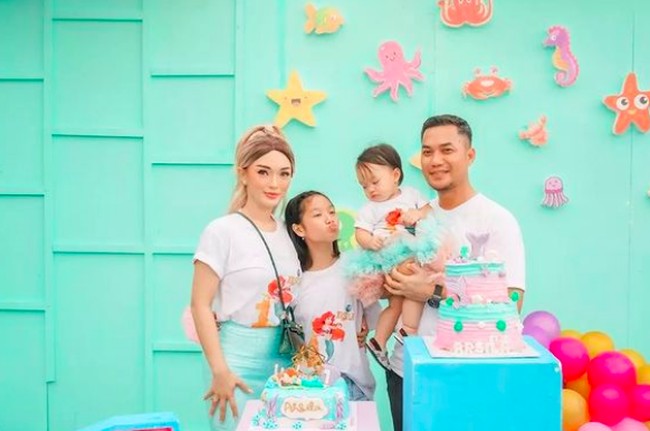 Inilah potret keluarga mereka yang tampil senada. Foto: dok. Instagram