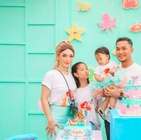 Inilah potret keluarga mereka yang tampil senada. Foto: dok. Instagram