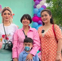 Dalam acara ulang tahun tersebut, sejumlah rekan artis pun tampak hadir. Di antaranya ada Tya Ariestya dan Vega Darwanti.Foto: Instagram