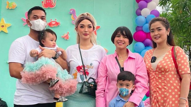 Dalam acara ulang tahun tersebut, sejumlah rekan artis pun tampak hadir. Di antaranya ada Tya Ariestya dan Vega Darwanti.Foto: Instagram