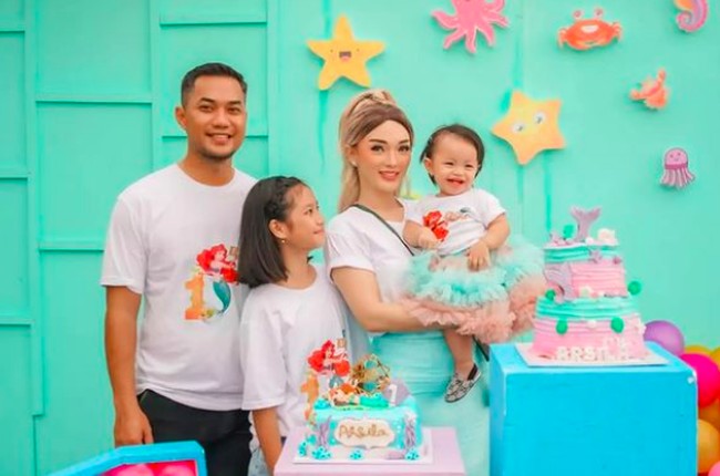 Zaskia Gotik merayakan ulang tahun putrinya Arsila Bungalia Sirkiani yang pertama pada Minggu (7/10/2021). Bukan fokus pada penampilan putrinya, netizen dibuat salah fokus dengan kecantikan pedangdut 31 tahun itu. Foto: dok. Instagram