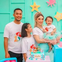 Zaskia Gotik merayakan ulang tahun putrinya Arsila Bungalia Sirkiani yang pertama pada Minggu (7/10/2021). Bukan fokus pada penampilan putrinya, netizen dibuat salah fokus dengan kecantikan pedangdut 31 tahun itu. Foto: dok. Instagram