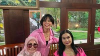 Ada juga Iis Dahlia dalam perayaan ulang tahun tersebut. Foto: Instagram