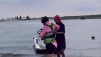 Dalam perayaan ulang tahun tersebut, pihak Sirajuddin Mahmud dan Zaskia Gotik juga menyediakan Jet Ski. Foto: Instagram