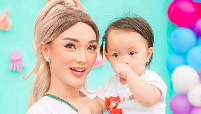 7 Foto Manglingi Zaskia Gotik di Acara Ultah Anak, Dipuji Bak Barbie Hidup